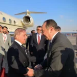 رئيس وزراء باكستان يصل الى القاهرة للمشاركة فى قمة مجموعة الثماني النامية