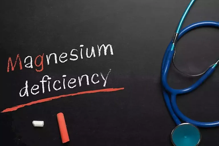 طبيب يحذر من نقص هذا المعدن بالجسم