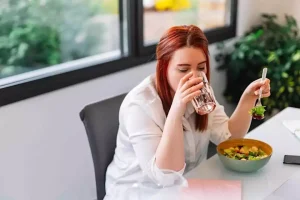 طبيب يوصي بتناول هذا المشروب قبل الطعام: يحسن عملية الهضم