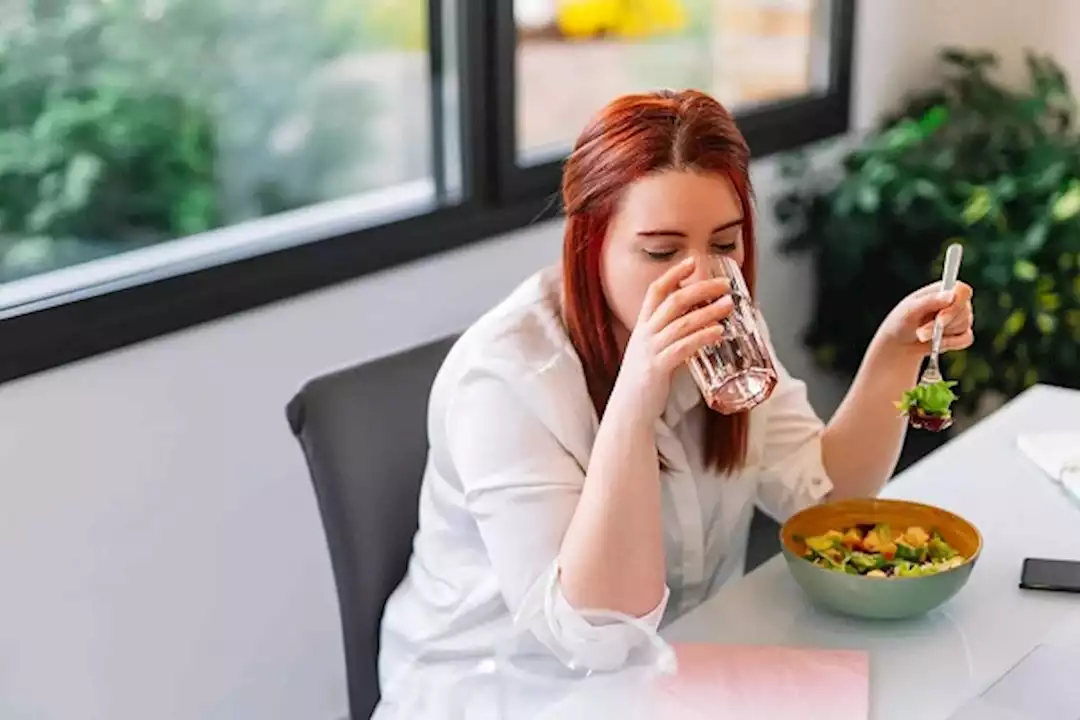 طبيب يوصي بتناول هذا المشروب قبل الطعام: يحسن عملية الهضم