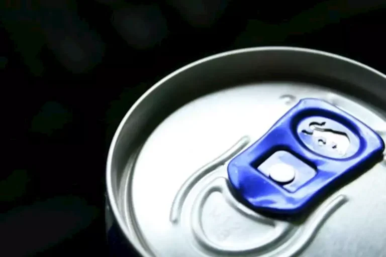 طبيبة تحذر الرجال من مشروب شهير: يسبب ضعف الانتصاب