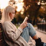 "ظاهرة مثيرة للقلق" - الخبراء قلقون بشأن الجيل Z الذين يتكاسلون عن الكتب: "الدراسة هي أكثر من وسيلة لتحقيق غاية"