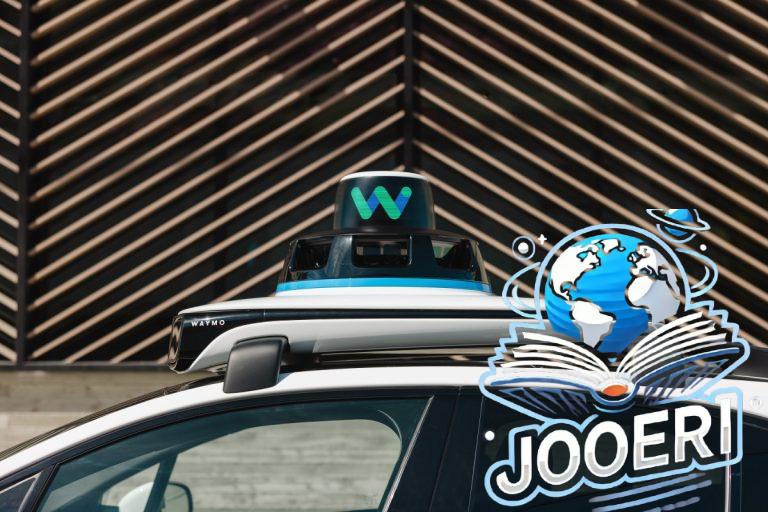 علق سيارة أجرة آلية من Waymo في حلقة دائرية