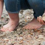 في إنجلترا - "أمر لا يصدق على الإطلاق": يجد صبي (9 أعوام) أداة عمرها 50 ألف عام على الشاطئ