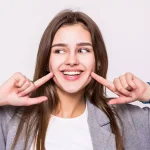 للحفاظ على بياض أسنانك- طبيبة: تجنب هذه الأطعمة والمشروبات