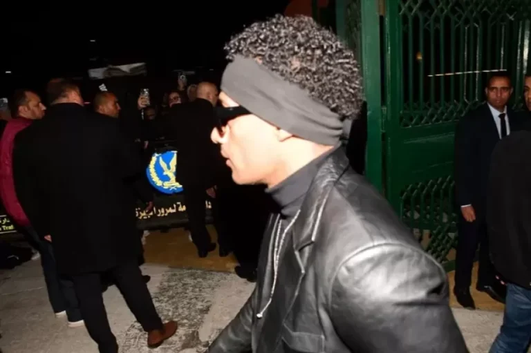 محمد رمضان يثير ضجة بتواجده في عزاء نبيل الحلفاوي | فن