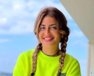 منة فضالي تتصدر الترند بصورة عفوية مع والدتها وتعلق: البرد يعمل أكتر من كده