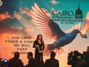 ناهد السباعي تهدي تكريمها لوالدتها بمهرجان القاهرة للأفلام القصيرة