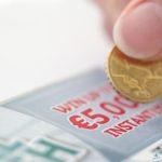 هدية عيد ميلاد بنهاية سعيدة - شاب يبلغ من العمر 17 عامًا يفوز ببطاقة خدش بقيمة 237 ألف يورو ويقوم بلفتة عاطفية