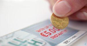 هدية عيد ميلاد بنهاية سعيدة - شاب يبلغ من العمر 17 عامًا يفوز ببطاقة خدش بقيمة 237 ألف يورو ويقوم بلفتة عاطفية