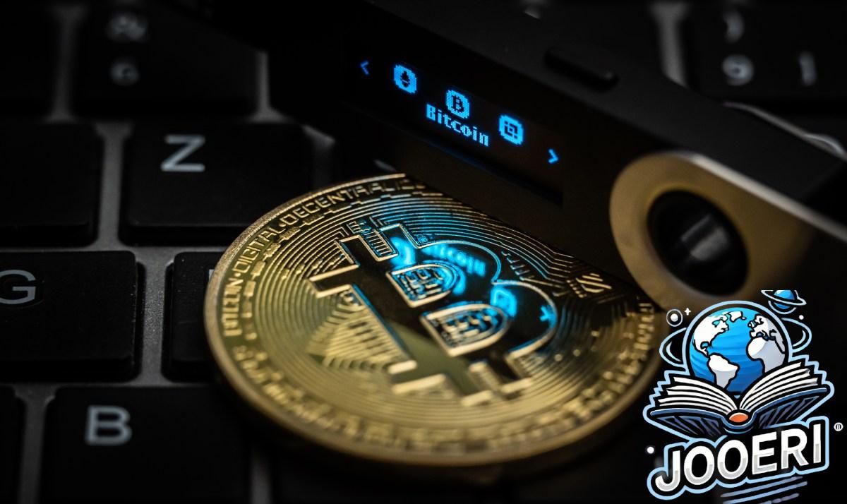 The word Bitcoin can be seen on the display of a Ledger Nano S hardware wallet next to a symbolic "Bitcoin coin". Photo: Silas Stein/dpa (Photo by Silas Stein/picture alliance via Getty Images)