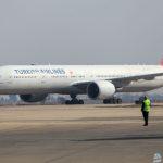 أول طائرة تابعة للخطوط الجوية التركية تهبط في سوريا منذ أكثر من عقد