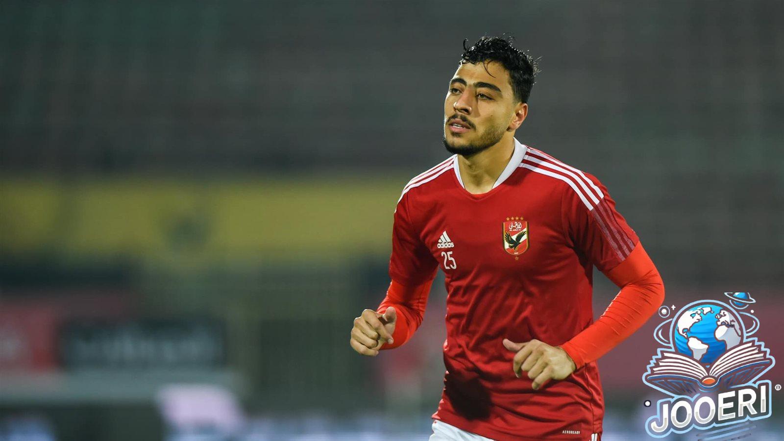 «النادي الأهلي سِيدَك».. جماهير القلعة الحمراء تهاجم أكرم توفيقِ