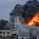 تصاعدت أعمدة الدخان في قطاع غزة جراء القصف الإسرائيلي