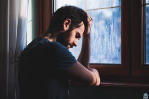 دار الإفتاء تكشف السبب الرئيسي للهم والحزن الذي يصيب الإنسان فجأة