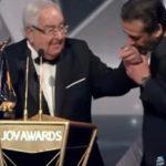 لحظة عاطفية.. ‏كريم عبدالعزيز يقبل يد والده خلال تكريمه بمهرجان joy awards |شاهد