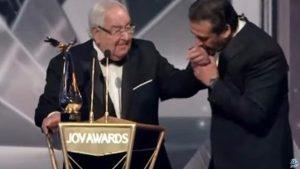 لحظة عاطفية.. ‏كريم عبدالعزيز يقبل يد والده خلال تكريمه بمهرجان joy awards |شاهد