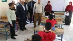 محافظ الوادى الجديد يتفقد لجان امتحانات الشهادة الإعدادية بالخارجة