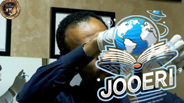 مخاطرة بملايين.. شاب يؤسس شركة لصيد العقارب واستخلاص سمومها وتصديرها