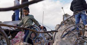مسؤول فلسطيني يقول إن المئات يغادرون جنين مع استمرار الغارات الإسرائيلية