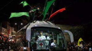وصول حافلات الفلسطينيين المفرج عنهم إلى رام الله.. والاحتلال يقمع أهاليهم